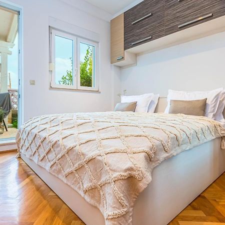 Beachfront Apartment Jesenice  Esterno foto