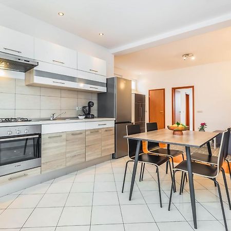 Beachfront Apartment Jesenice  Esterno foto
