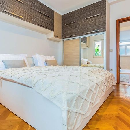 Beachfront Apartment Jesenice  Esterno foto