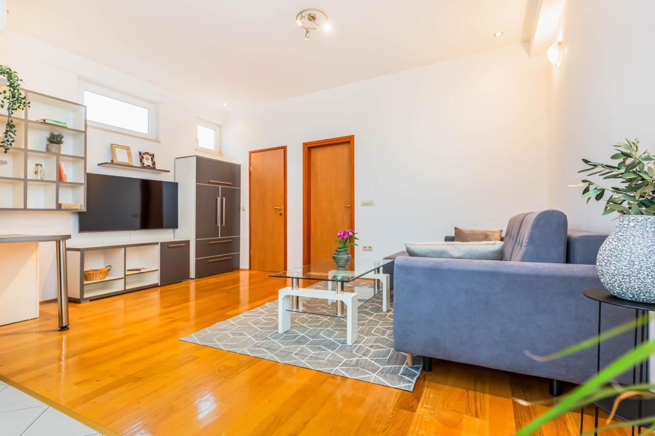 Beachfront Apartment Jesenice  Esterno foto