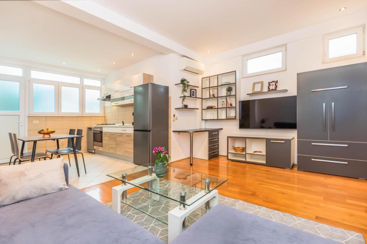 Beachfront Apartment Jesenice  Esterno foto