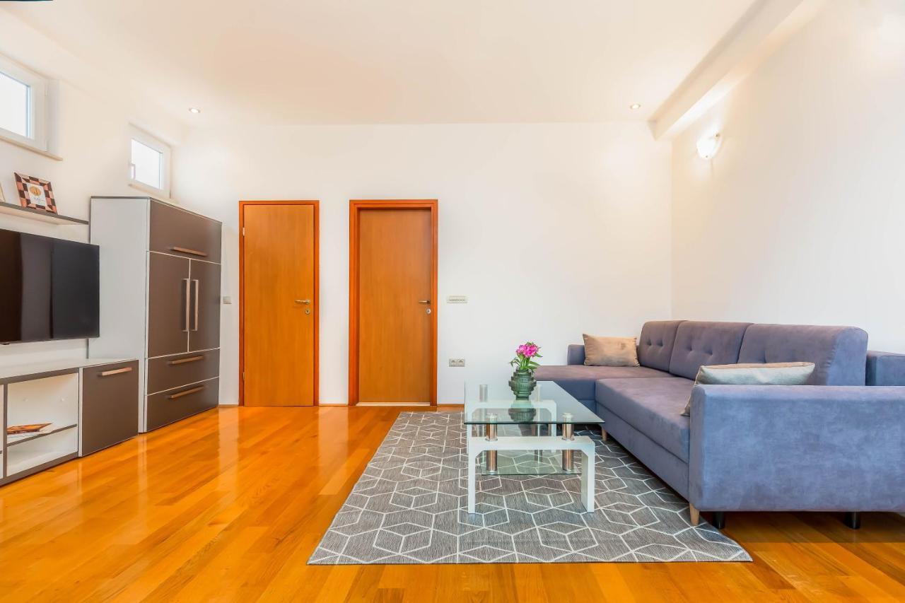 Beachfront Apartment Jesenice  Esterno foto