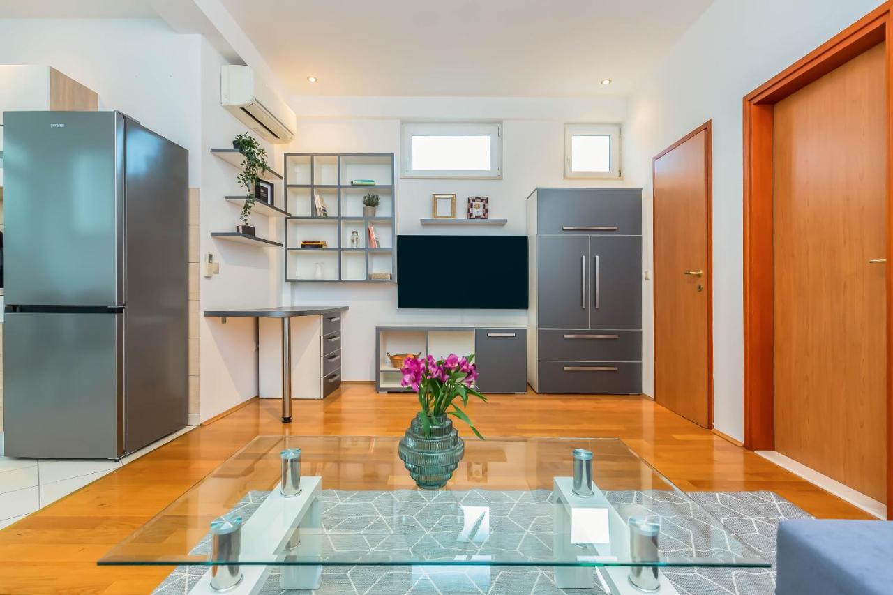Beachfront Apartment Jesenice  Esterno foto