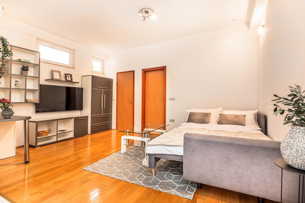 Beachfront Apartment Jesenice  Esterno foto