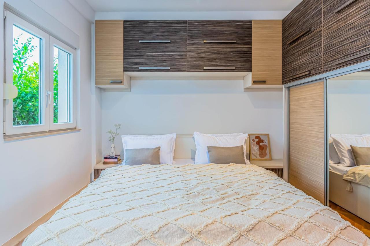 Beachfront Apartment Jesenice  Esterno foto