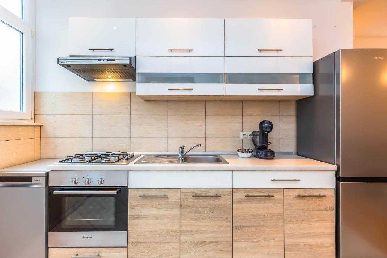 Beachfront Apartment Jesenice  Esterno foto