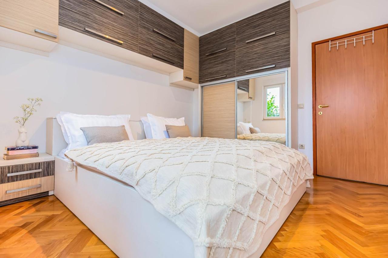 Beachfront Apartment Jesenice  Esterno foto