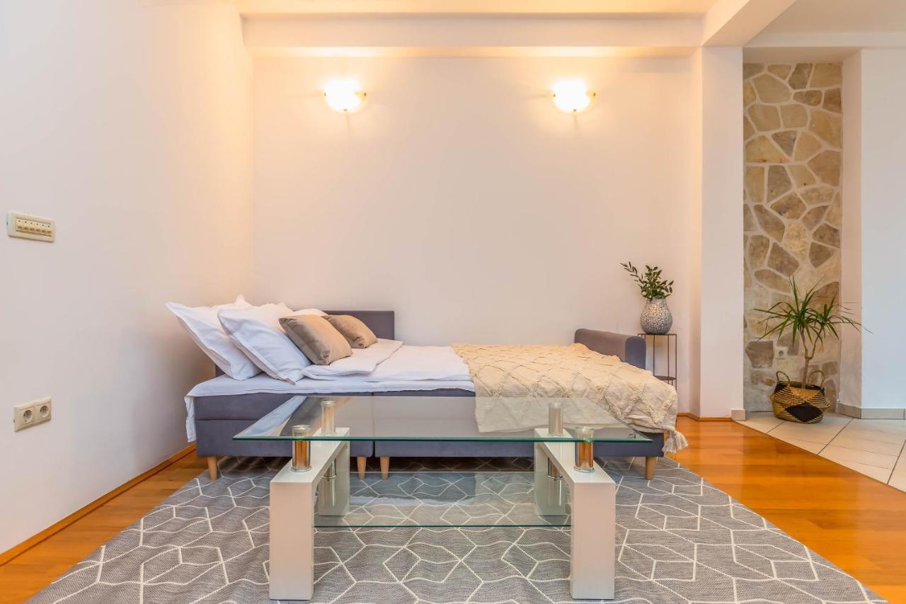 Beachfront Apartment Jesenice  Esterno foto