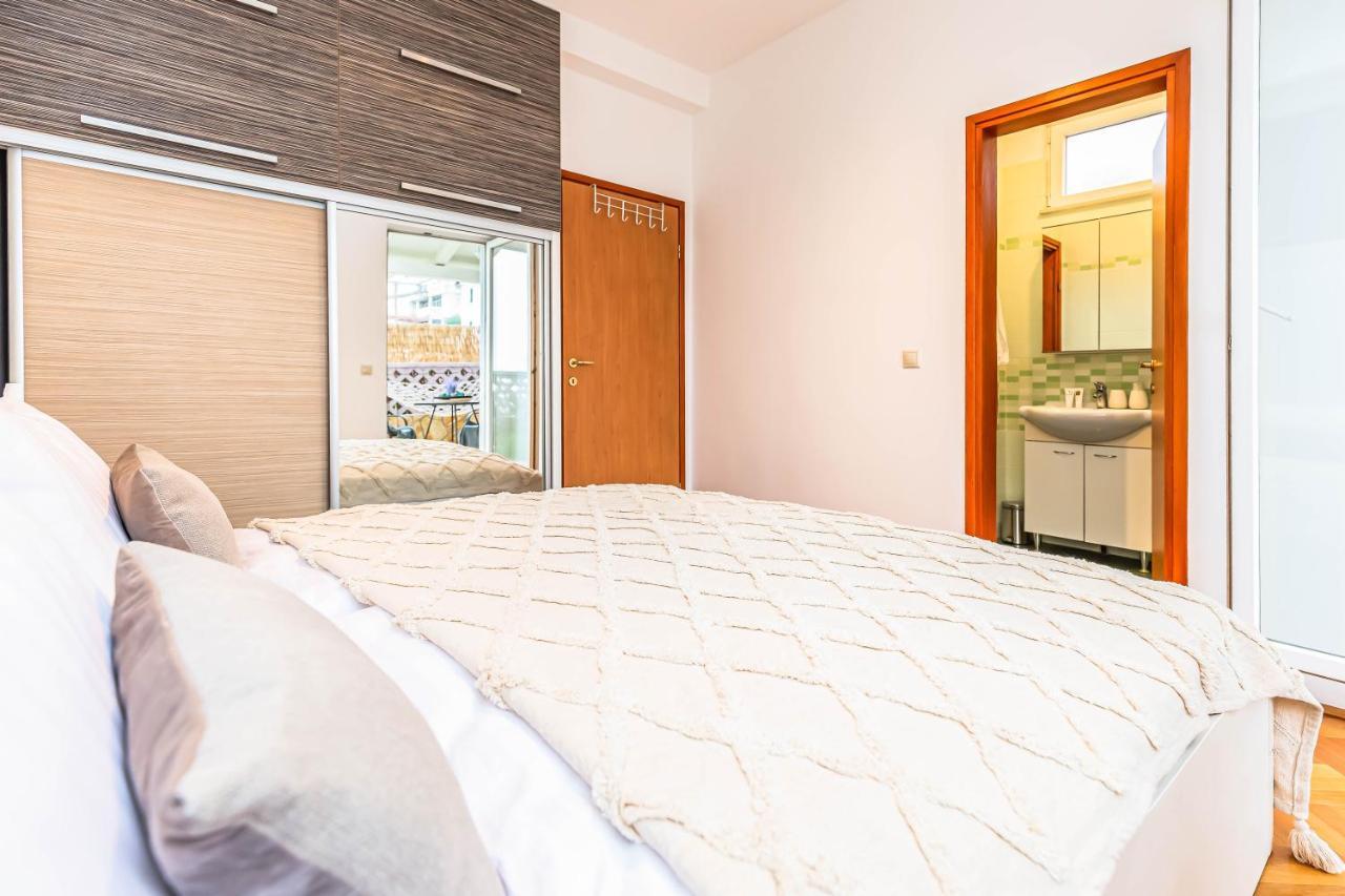 Beachfront Apartment Jesenice  Esterno foto