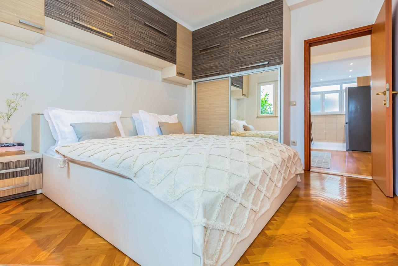 Beachfront Apartment Jesenice  Esterno foto
